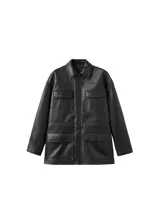 Parka oversize de cuero de piel ovino en color negro, con cuello camisero, manga larga y bolsillos frontales con solapa. Presenta cintura ajustable con cordón elástico y cierre frontal oculto.