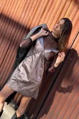 Minivestido plateado con escote en V, bordado al frente y espalda descubierta.