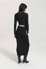Vestido midi negro de morley con mangas largas y cutouts en escote, abdomen y espalda.