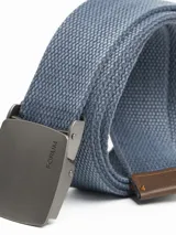 Cinturón de lona canvas color negro con hebilla automática metálica gris oscuro, con el nombre "FORUM" grabado.