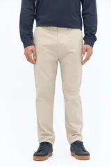 Pantalón chino clásico color beige, con textura, corte regular y pasacinto.