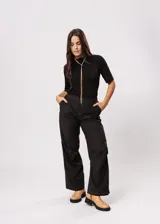 Pantalón de vestir negro con corte recto y tiro alto.