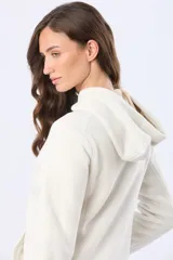 Campera de polar azul con cierre frontal, capucha integrada y bolsillos laterales. Presenta un diseño entallado con logo bordado en el pecho.