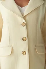 Tapado largo color beige confeccionado en lana, con cuello con solapa, manga larga, forrado, con bolsillos y cierre frontal con botones. Tela 100% lana fina sin teñir, diseñada exclusivamente por Don Baez. Hecho 100% en Uruguay.