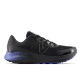 Championes de trail running New Balance DynaSoft Nitrel V5, color negro con detalles en gris y violeta.