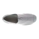 Slip on Merrell modelo Barrado color gris, confeccionado en malla técnica y cuero. Presenta cierre frontal con cremallera, suela de goma con tracción y logo de la marca en el lateral y la suela.