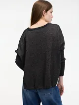 Sweater color beige de hilo con textura brillosa, escote en V y manga larga.