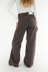 Pantalón de jean color marrón con corte recto y terminación desflecada.