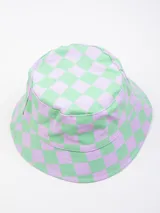 Gorro tipo bucket con estampado a cuadros color verde y lila.