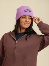 Gorro de lana color lila con logo de la marca Rusty bordado en el frente.