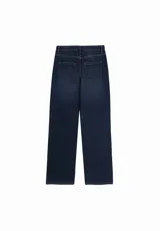 Jeans de tiro medio con corte recto desde la cadera hasta el bajo, de color celeste claro. Diseño clásico de cinco bolsillos con cierre de cremallera y botón metálico.