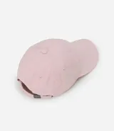 Gorro tipo gorra de béisbol color rosado, con visera curva y diseño liso.