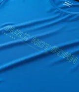 Remera deportiva de manga corta con cuello redondo, confeccionada en tejido técnico con tecnología Dry. Presenta un estampado frontal con lettering reflectante y diseño de corte regular.