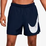 Short deportivo azul marino de poliéster con calce regular, tiro medio, bolsillos laterales y logo de Nike estampado en blanco.