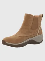 Botin tipo Chelsea de gamuza color tostado, con paneles laterales elásticos y detalle de cinta tejida en el talón. Cuenta con suela de goma con tecnología Spinal Flex diseñada para mejorar la postura.