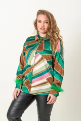 Camisa italiana de satén estampada con franjas en tonos verde, marrón, blanco y rosa. Tiene cuello clásico, cierre frontal con botones y mangas largas con puños adornados con plumas verdes.