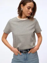 Remera de manga corta con hombros caídos y cuello redondo, confeccionada en tejido de punto de algodón orgánico con diseño de rayas horizontales.