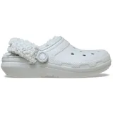 Zuecos Crocs Classic con forro interior de piel sintética tipo sherpa, color gris claro. Presentan el diseño icónico de la marca con perforaciones en la parte superior y correa pivotante en el talón para mayor sujeción.