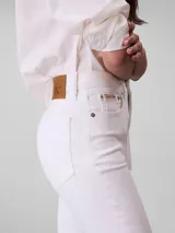 Jeans de corte skinny y talle alto, confeccionados en denim elástico de algodón. Presentan cierre con botón y cremallera, diseño clásico de cinco bolsillos y largo al tobillo.