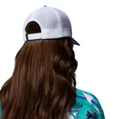 Gorra tipo trucker con frente verde esmeralda, visera fucsia y paneles traseros de malla blanca. Presenta un parche circular frontal con el diseño de Mickey Mouse esquiando y el logo de Columbia en una etiqueta lateral.