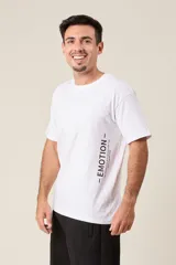 Remera negra de algodón con estampado frontal de la palabra "Emotion" en color blanco.
