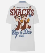 Remera de algodón color blanco con cuello redondo en contraste azul. Presenta un estampado gráfico en la espalda de los personajes Tico y Teco con la leyenda 'Always Ready For Snacks' y 'Chip n Dale'.