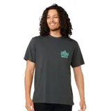 Remera negra de manga corta con estampado pequeño en el pecho.