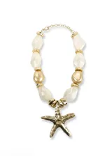 Collar con cuentas facetadas efecto carey en tonos marrones, cuentas metálicas doradas y un gran dije colgante en forma de estrella de mar con acabado texturizado.