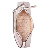 Cartera tipo hobo Guess modelo Eileen, color rosa claro con estampado monograma de la marca. Presenta un diseño asimétrico con cierre superior, asa de hombro combinada con cadena metálica y logo triangular metálico en el frente.