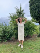 Vestido remerón largo color crudo, con escote en V y mangas cortas. Confeccionado en morley de algodón orgánico y bambú.