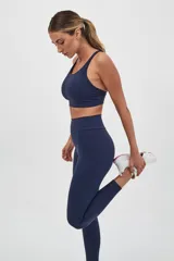 Top deportivo negro con espalda cruzada en cuatro tiras y almohadillas removibles.