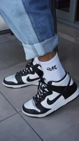 Medias blancas de algodón con logo bordado en negro.