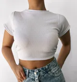 Remera corta de morley con mangas cortas y tiras para atar en la cintura.