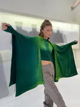 Ruana verde esmeralda de lana merino tejida, teñida artesanalmente, con cuello plisado de fieltro de lana merino.