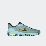 Championes deportivos Skechers modelo Viper Court Pro 2.0, diseñados para pickleball. Presentan un diseño en tonos celestes con detalles en negro y amarillo neón, con suela estampada multicolor. Incorporan tecnología Arch Fit para soporte en la plantilla y amortiguación ULTRA GO en la entresuela.