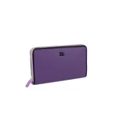 Billetera grande con cierre, color púrpura, con logo XL en el frente y herrajes plateados. Cuenta con 16 compartimentos y un bolsillo interno con cierre.