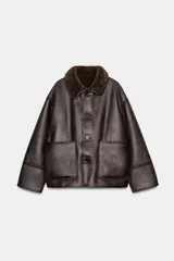 Chaqueta de cuello solapa y manga larga, con diseño de doble faz que combina tejido efecto ante y borreguillo. Cuenta con cierre frontal de botones y bolsillos delanteros.