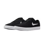 Championes Nike modelo Charge Suede, de color negro con el logotipo Swoosh en blanco, diseño de lona y gamuza con suela de goma blanca vulcanizada.