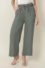 Pantalón ancho verde militar de viscosa y poliéster, con cintura elastizada, cordón para ajustar y bolsillos laterales.