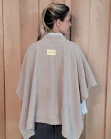 Ruana abierta de tejido de punto acanalado en color beige, con diseño holgado y caída fluida.
