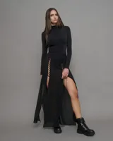 Body negro de microfibra elastizada, con cuello alto y mangas largas. Cierre inferior con broches corseteros.