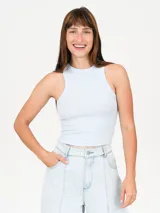 Musculosa de corte ajustado y cuello redondo, confeccionada en tejido de punto acanalado.