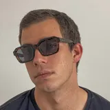 Lentes de sol cuadrados con armazón de carey y lentes negros polarizados.