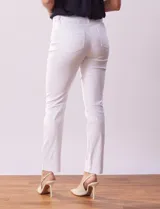 Pantalón negro de gabardina elastizada marca Tahari, corte slim, con pretina con pasadores, cierre y broche interno. Delantera y trasera con bolsillos.