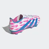 Championes de fútbol Adidas Predator League para terreno firme, con diseño predominantemente blanco, franjas azules y detalles en rosa fucsia. Presentan un patrón gráfico de rayas en rosa sobre la base blanca y las tres franjas características de Adidas en azul.