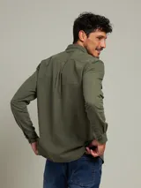 Camisa de manga larga color azul con dos bolsillos frontales con botón.