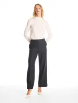 Pantalón de corte wide leg y tiro medio-alto, confeccionado en tejido sastrero de caída fluida. Presenta cintura plana con pasadores, cierre frontal con broches internos y bolsillos laterales funcionales con detalle trenzado en el borde. Incluye bolsillos traseros simulados tipo ojal.