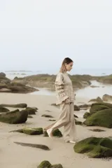 Pantalón largo blanco de lino, de corte recto y tiro alto, con abertura lateral en el ruedo.