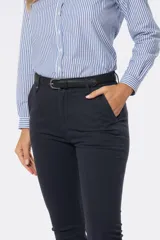 Pantalón largo de gabardina elastizada color azul marino, corte skinny, con bolsillos delanteros y traseros, y presillas para cinturón.