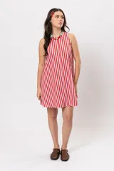 Vestido corto sin mangas de silueta acampanada, con cuello cerrado y diseño de rayas verticales rojas y blancas.